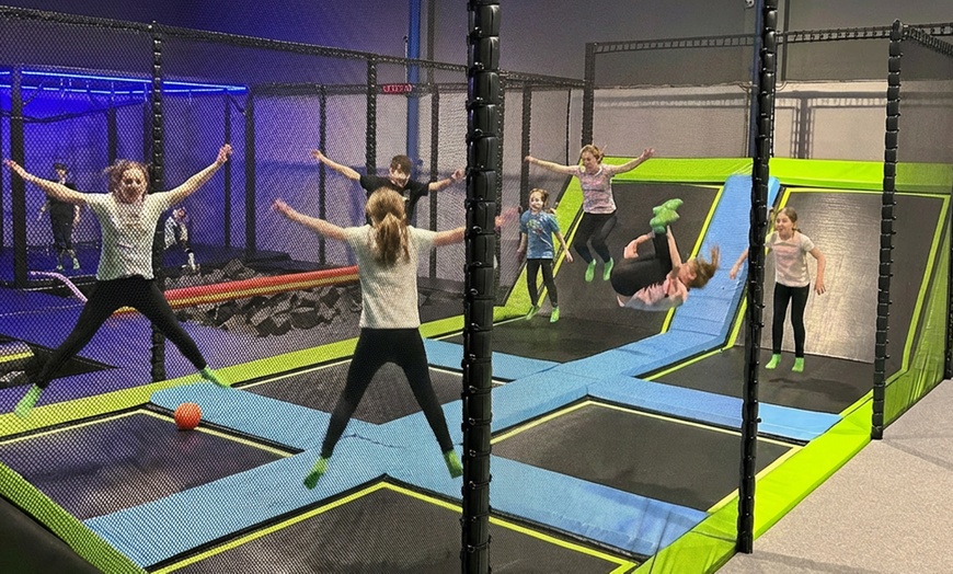 Image 5: Skoczna zabawa każdego dnia dla dzieci i dorosłych w parku trampolin 