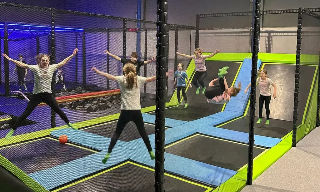 Skoczna zabawa każdego dnia dla dzieci i dorosłych w parku trampolin