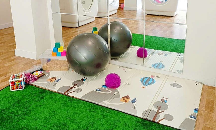 Image 2: Sesión de baby spa con pañal incluido y opción a masaje infantil