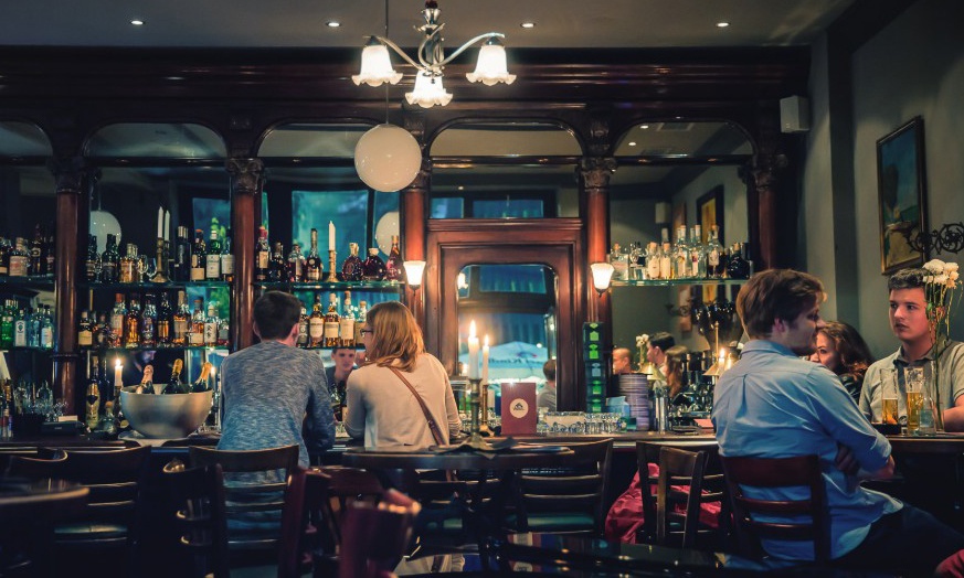 Image 2: Ein Abend zu Zweit mit Live-Piano, Champagner, Currywurst & Pommes