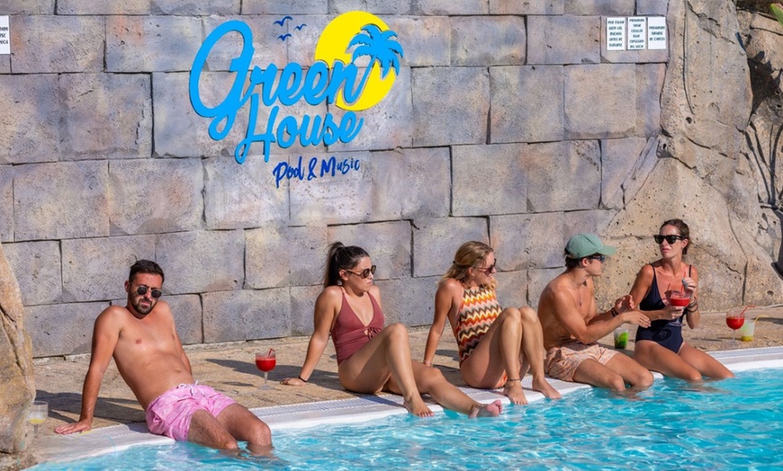 Image 1: Acceso a beach club con música y consumición para 1, 2 o 4 personas