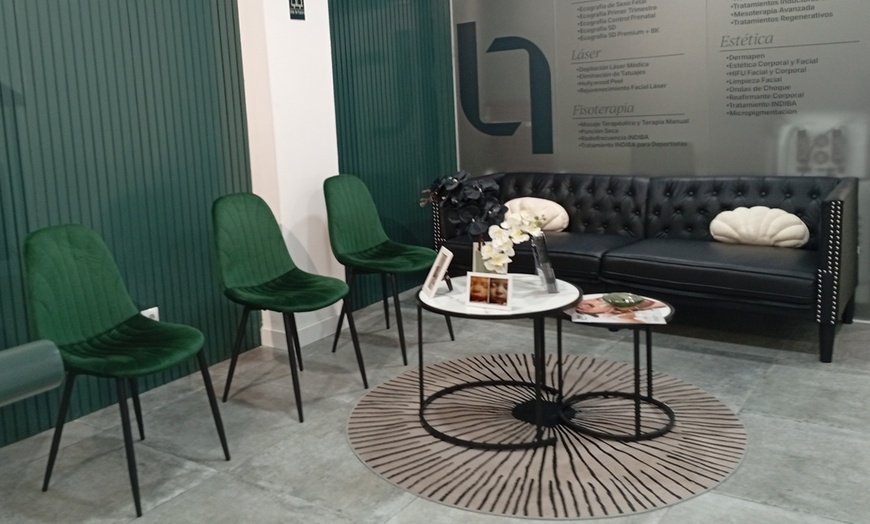 Image 9: Microneedling con vitaminas en rostro, cuello y escote para 1 persona