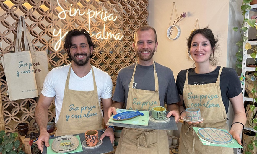 Image 11: Taller de cerámica con vermut y patatas bravas o iniciación creativa