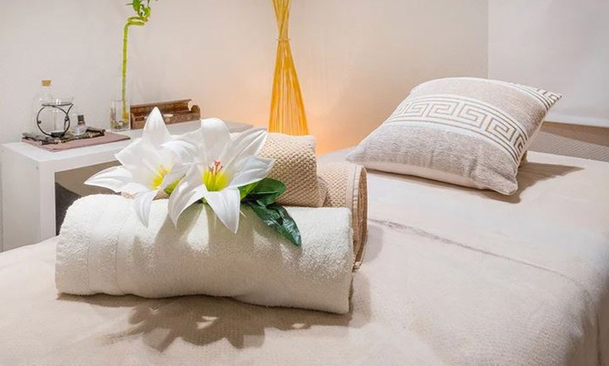 Image 2: Sesión de peluquería con corte y opción a tinte de raíz y/o mechas 