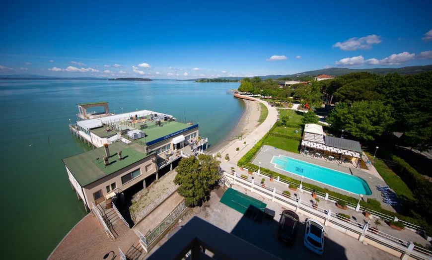 Image 2: Lago Trasimeno 4*: camera doppia con colazione o mezza pensione per 2 