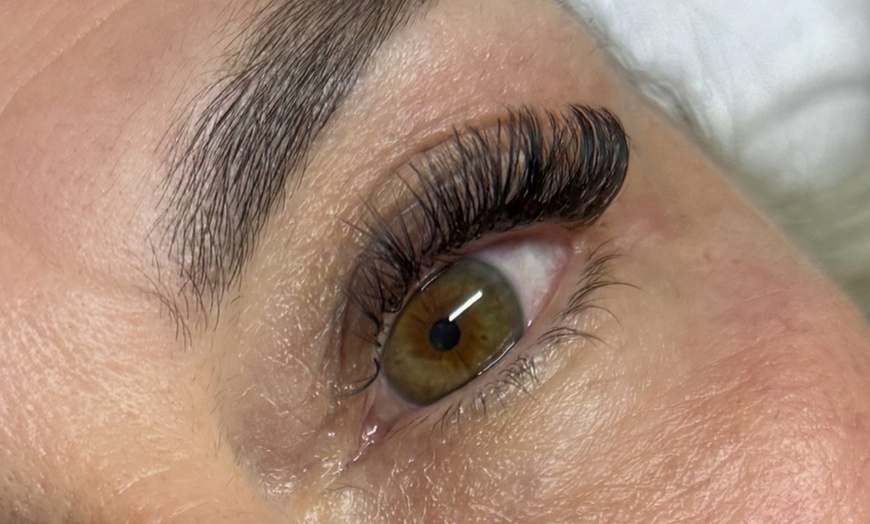 Image 2: Extensions de cils volume naturel ou glamour avec MAQUI PERMS SABRINA