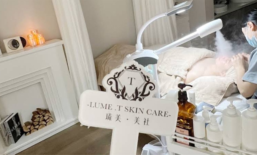 Image 4: Glow Starts Here: 60-Min Deep-Cleansing Carbon Facial to Balance Skin 