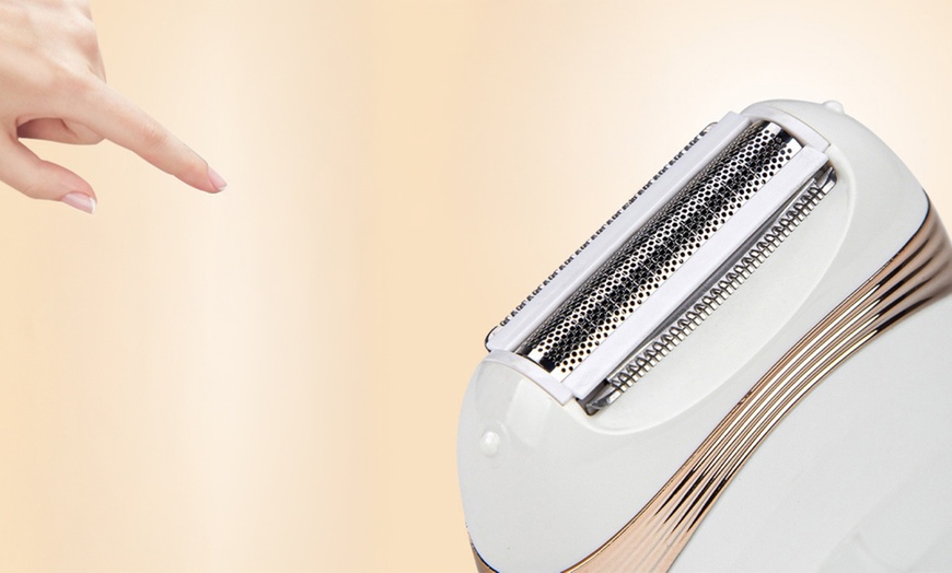 Image 2: Mini Electric Razor