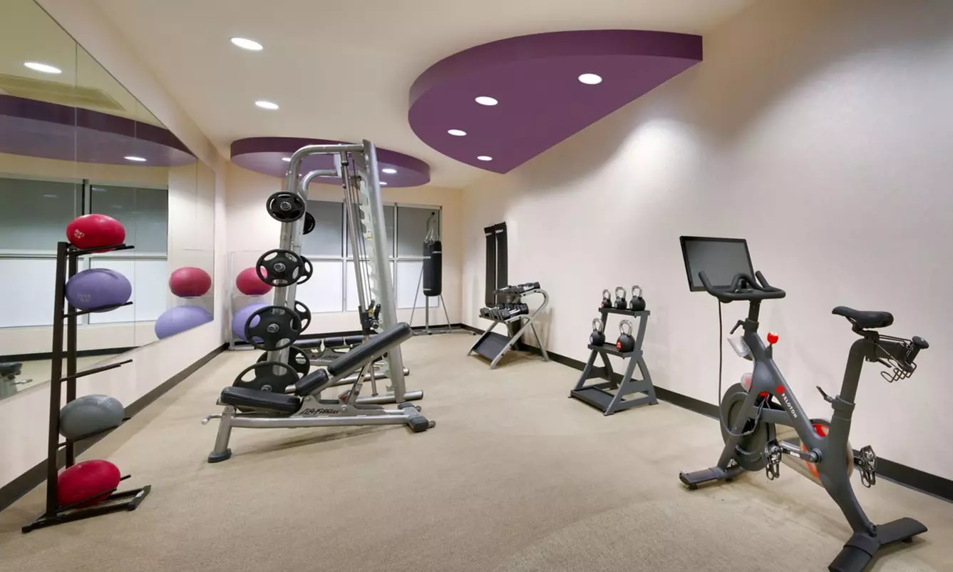 Hotel Stay w/ Rooftop Pool & Breakfast. Minutes From The Strip