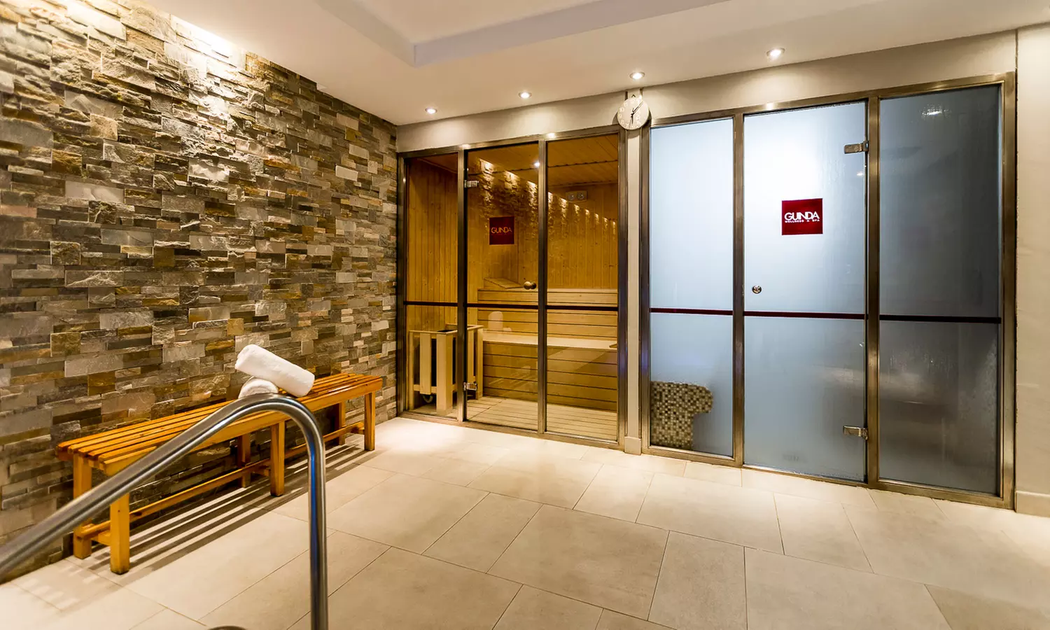 Circuito de spa privado con copa de cava y tratamientos extra a elegir