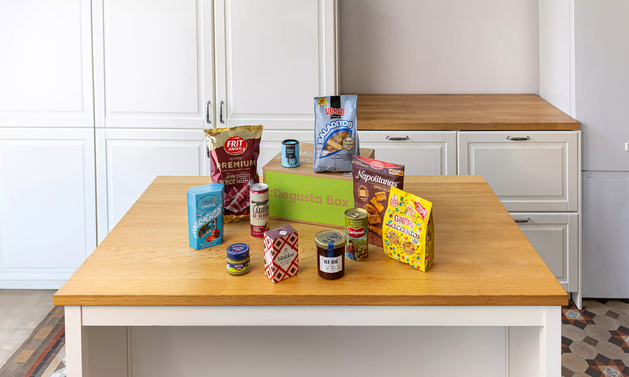 Suscríbete a una caja de sorpresas al mes con Degustabox