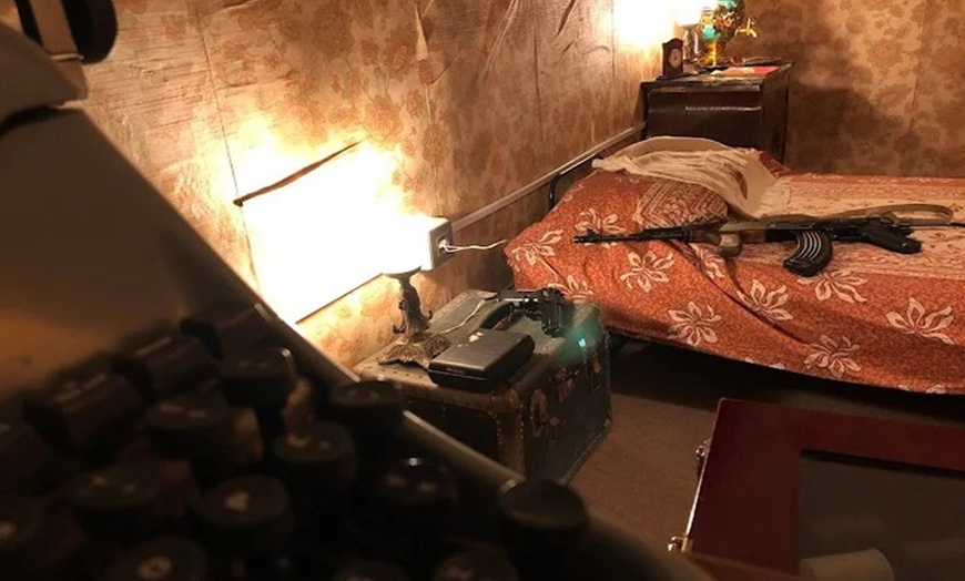 Image 2: Resuelve el misterio: escape room de 60 minutos para hasta 6 personas 