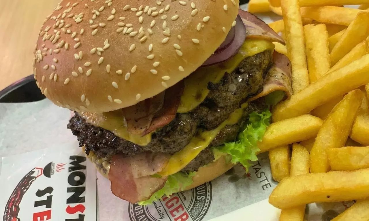 Burger Menü nach Wahl inkl. Pommes & Softgetränk für 1, 2 oder 4 Pers.
