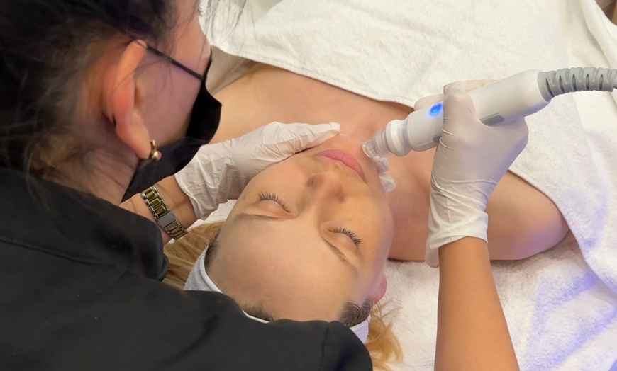 Image 2: Aquafacial-Gesichtsbehandlung opt. mit Gesichtsmassage für 1 Person