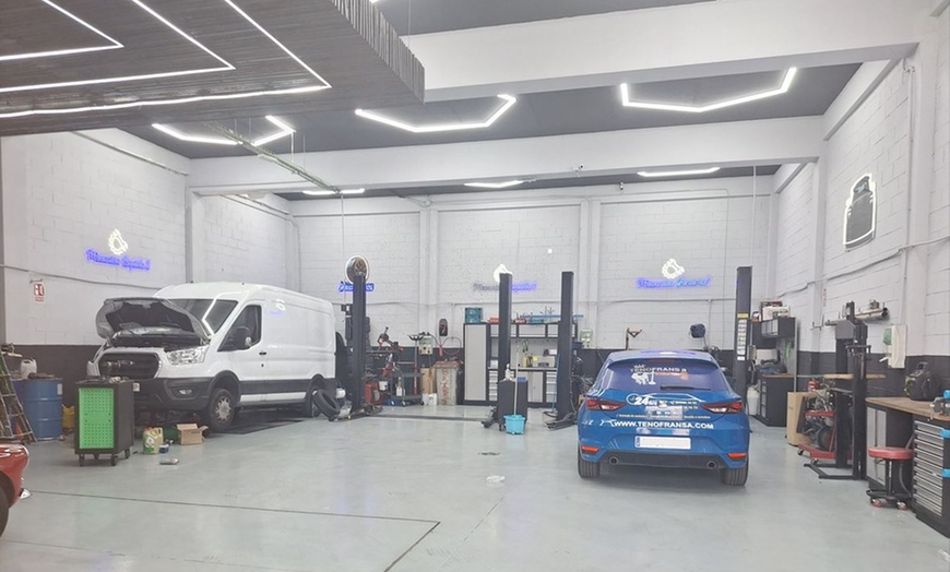 Image 2: Cambio de aceite y filtros a elegir con revisión pre-ITV de 30 puntos