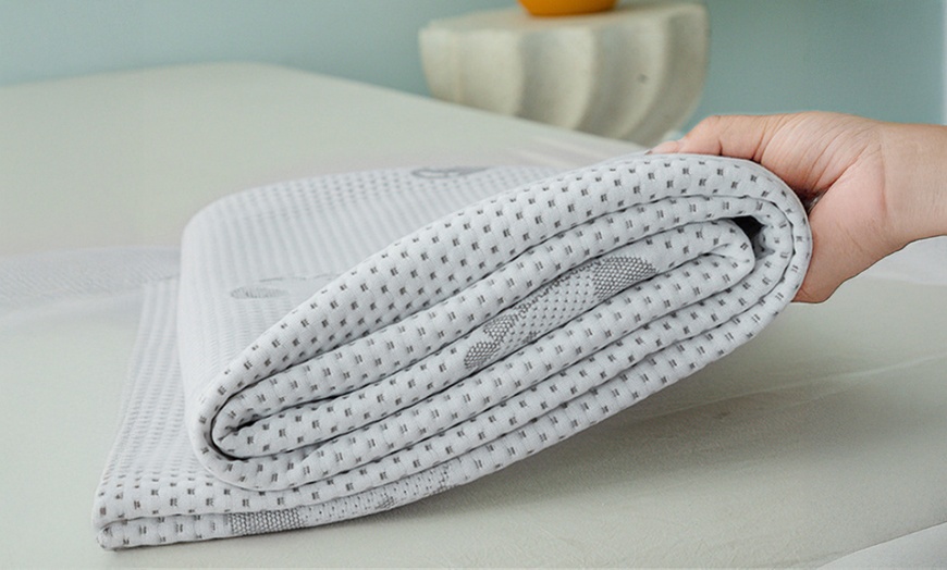 Image 7: Summer Cooling Comforter with Premium Ocean Silk Fabric