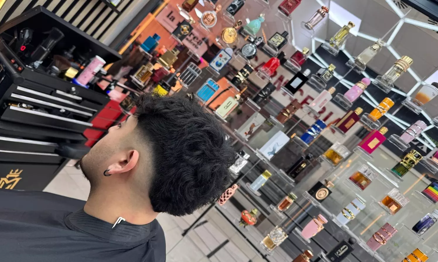 Sesión de peluquería masculina con arreglo de barba y vapor de ozono