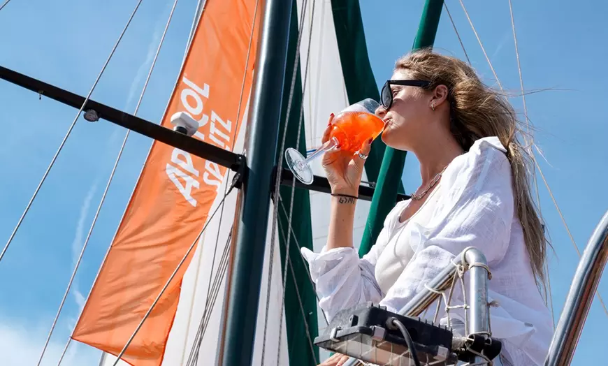 Image 1: Paseo en barco de madera con snacks y bebidas para 1 o 2 personas