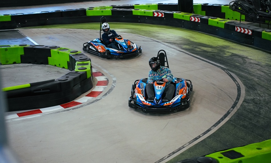 Image 2: 1 oder 2 E-Karting á 15 Min. inkl. Helm & Sturmhaube für 1 Person