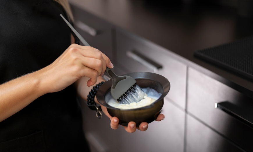 Image 5: Corte de puntas y opción a tinte de raíz para 1 persona