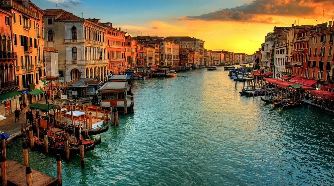 ✈ Venice: Relax Up to 4 Nights with Return Flights