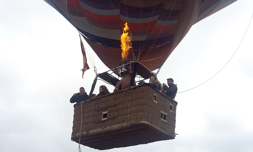 Image 3: Paseo en globo con desayuno y brindis con cava para 1 a 12 personas