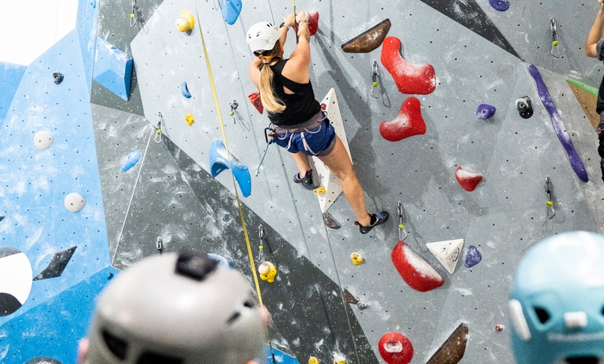 Image 26: Escalada libre o en familia con material y 1 h de profesor incluido
