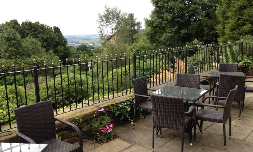 Image 3: Lancashire: Picturesque Stay for 2 with Breakfast, Dinner, Hot Tub 