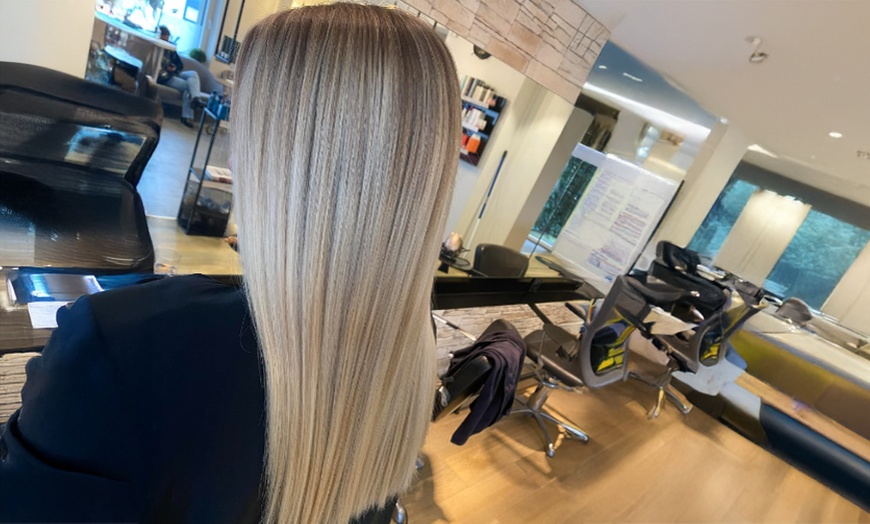 Image 3: Sublimez vos ongles et vos cheveux pour Noël avec le salon Estaz