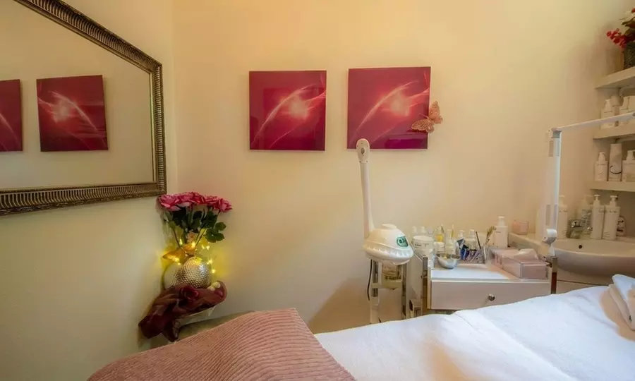 Bis 75 Min. Exklusive Gesichtsbehandlung nach Wahl für strahlende Haut