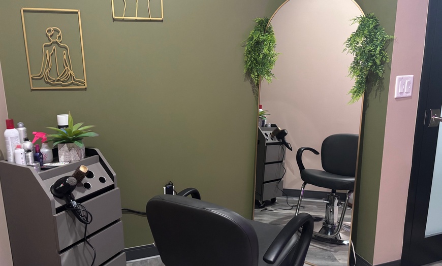 Image 4: Unwind with a 60-Minute Signatur/ 90-Minute Deluxe Head Spa Experience