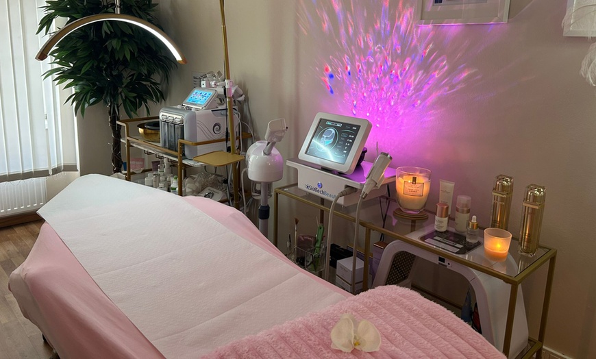 Image 5: Klassische Gesichtsbehandlung oder Aqua-Facial inkl. Wellnesspaket