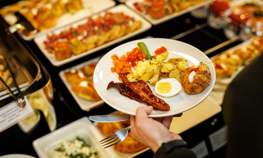 Image 15: 5* Breakfast Buffet + Pool access