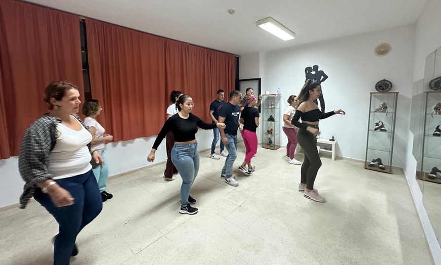 Image 2: Curso intensivo de un mes de clases de salsa o bachata para 2 o 4 