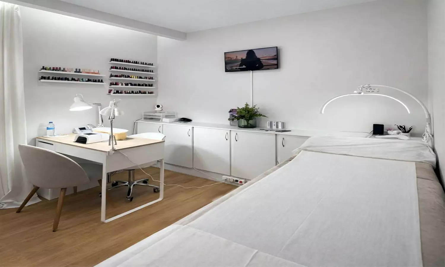 Manicura rusa con nivelación y/o pedicura con esmaltado semipermanente