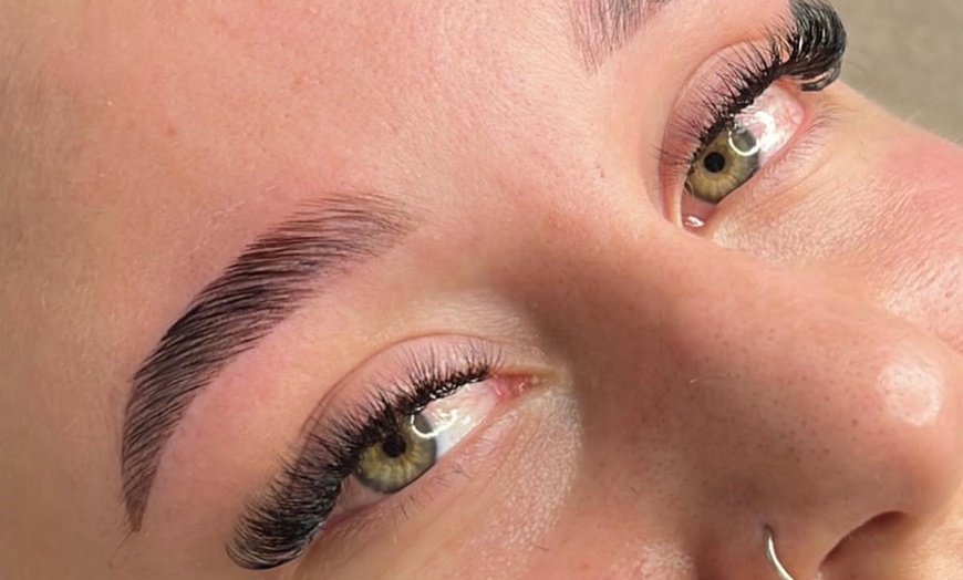 Image 2: Augenbrauen-Lifting, optional mit Färben, für 1 Person