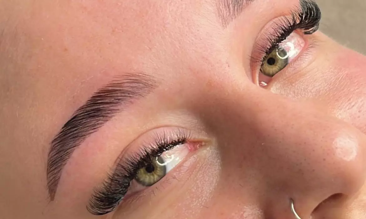 Augenbrauen-Lifting, optional mit Färben, für 1 Person