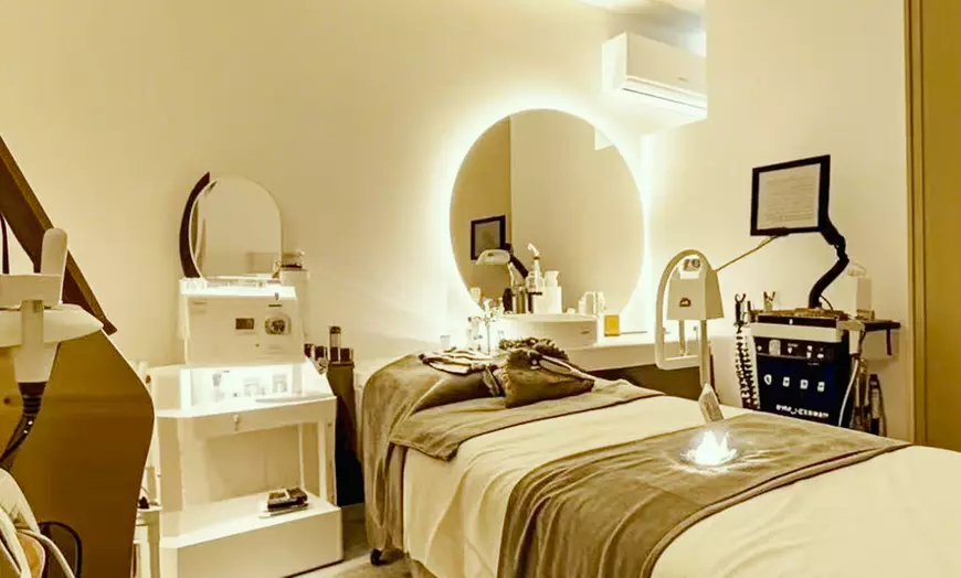 Image 2: 60-Minute Blissful Escape (30-Min Aromatherapy & Aqua Facials) & More