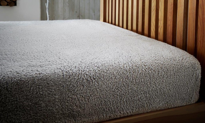 Image 1: Teddy Fleece Thermal Fitted Sheet
