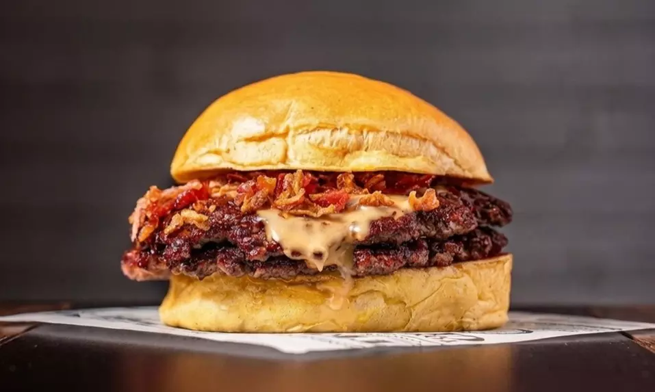 Menú de hamburguesa con patatas, postre y bebida para 2 o 4 personas