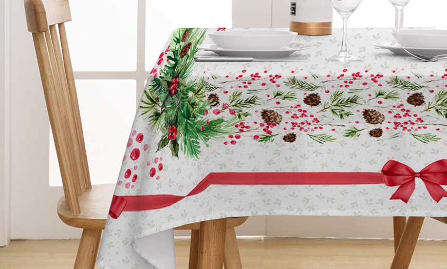 Image 2: Nappe de Noël à motifs imprimés