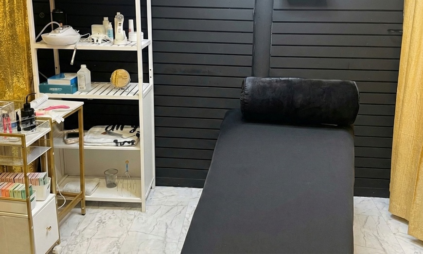 Image 5: Classic, Hybrid, or Volume Lash Extensions