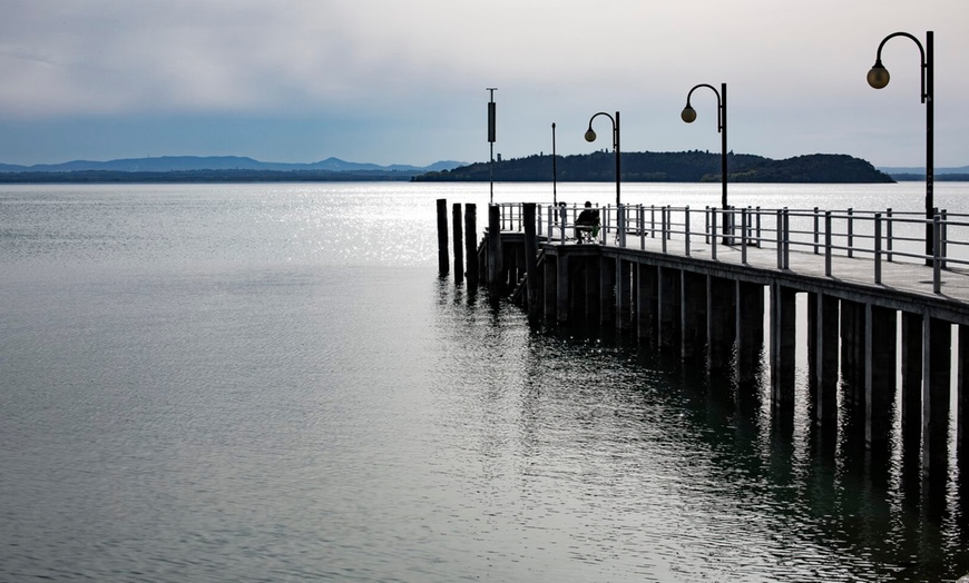 Image 14: Lago Trasimeno 4*: camera doppia con colazione o mezza pensione per 2 