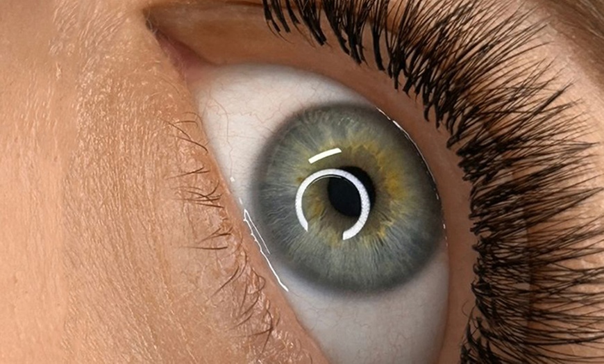 Image 7: Wimpernverlängerung mit 1:1-, Volumen- oder Mega-Volumen-Technik 