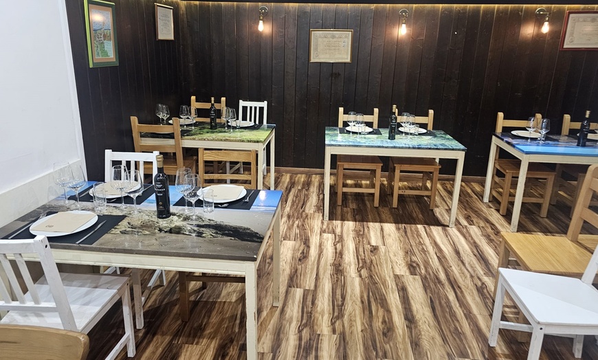 Image 5: Asturias, en tu mesa: menú para 2 o 4 con 3 pases, postre y bebidas