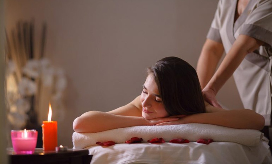 Image 13: Masajes de 60 y 90 minutos para una persona o en pareja