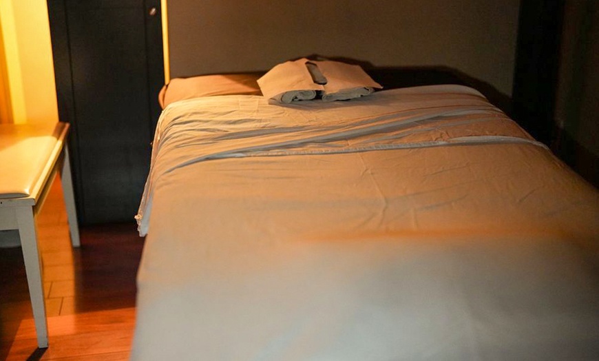 Image 4: 60, 90 or 120 Mins: Swedish, Combo Massage w/ Hot Stone & Aromatherapy