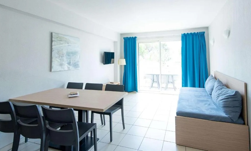 Image 4: Fréjus : séjour en appartement 1 chambre, accès piscine, PDJ en option
