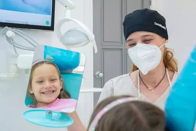 Cuidado dental completo con diagnóstico, limpieza y blanqueamiento