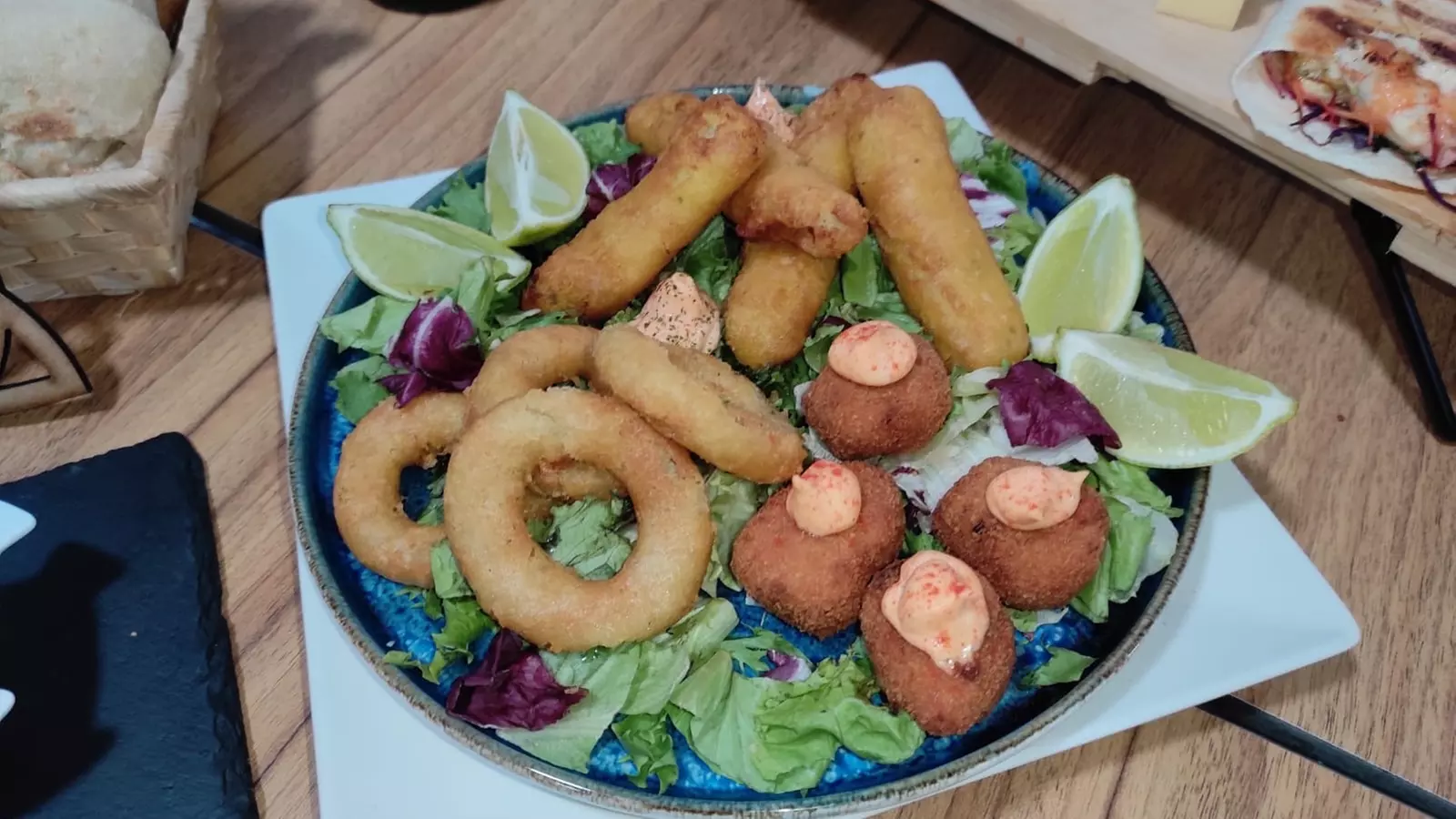 Menú mediterráneo para 2 o 4 con postre y opción a botella de vino